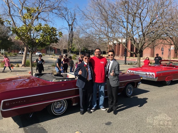 蘇上傑(右)與美洲合勝總堂張博器總理(左)與古董車駕駛合影。