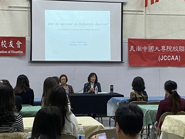 2020年職場精英論壇周玲瑩演講情形。