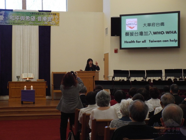 僑務委員陳桂鈴於臺上讀誦聲明稿。