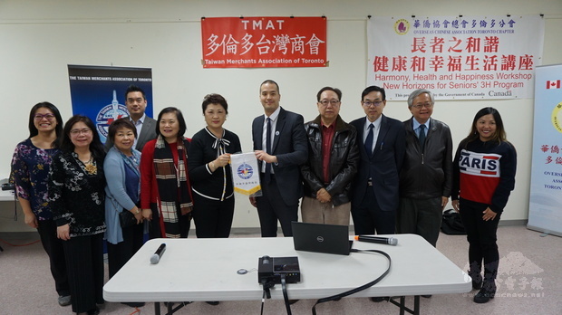 多倫多臺灣商會會長余琪玲（左五）致贈感謝旗予Gavin Lau（右五），金聲白（右四）、孫國祥（右三）及商會其他成員合照。
