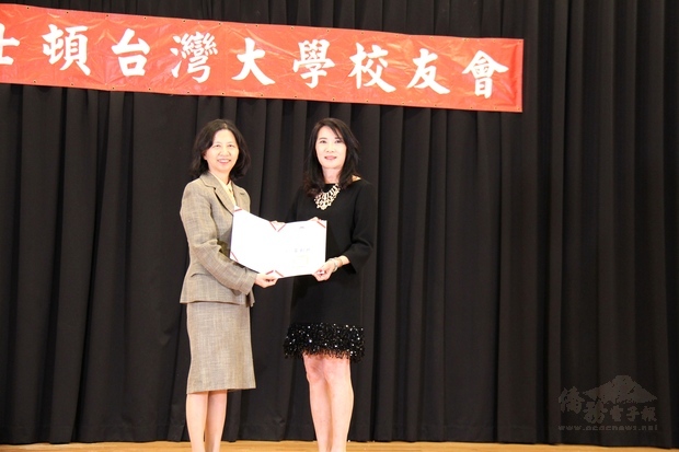 陳奕芳帶來委員長感謝狀，贈給鄧曉林（右）。（世界日報提供）