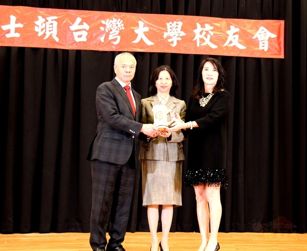 陳奕芳監交，鄧曉林（右）交棒給新會長吳而立（左）。（世界日報提供）