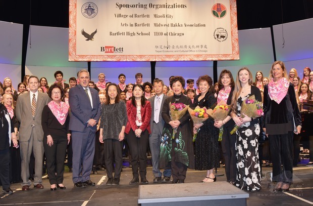 出席貴賓與表演者合影。