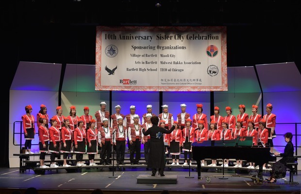 巴勒特市高中學生與芝友合唱團精采演出。