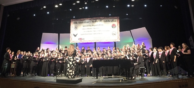 巴勒特市高中學生與芝友合唱團精采演出。