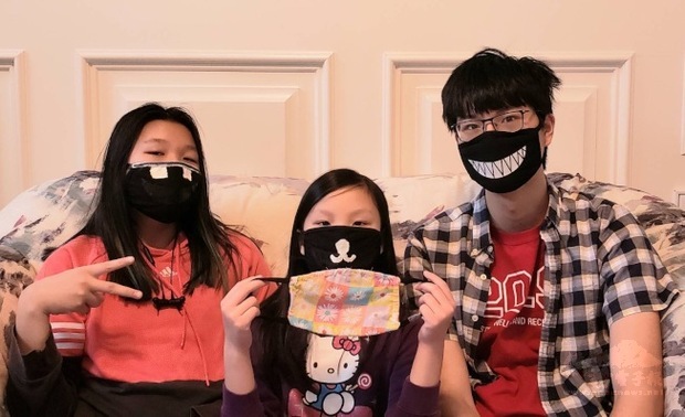 (左起)謝佳穎(Claire Hsieh)、謝佳蓉(Ellie)、謝松霖(Stephen)三兄妹在家將單調的布口罩改良成個性化版本。(世界日報提供)