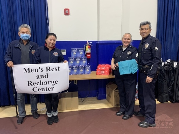 孟心韻（左2）與父親孟慶樸(左1)慷慨捐助物資，協助在疫情期間辛苦輪值的洛杉磯員警。