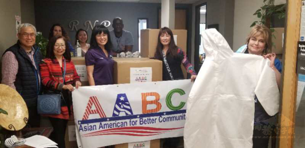 陳朝全(左1)賴淑娜(左2)前往RNPA護士協會捐贈防護衣。