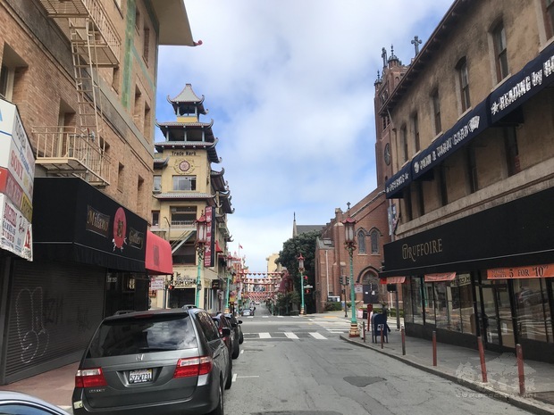 正午時分的舊金山中國城十字路口幾無車潮。