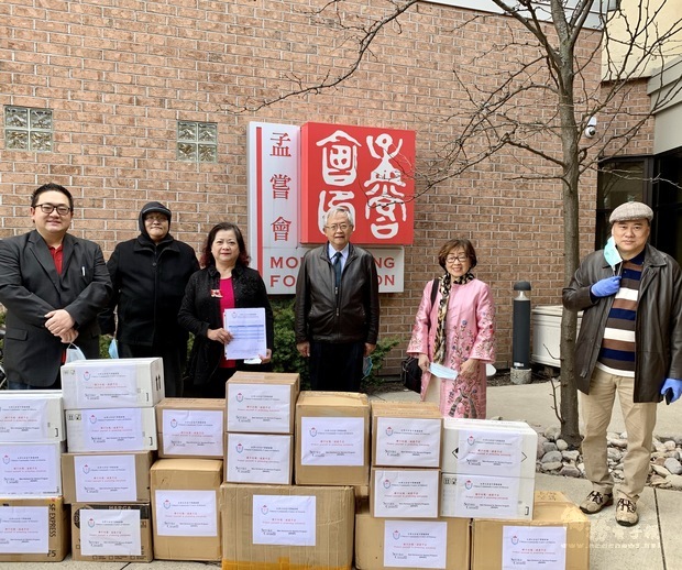安省中華總會館主席施善美(左三)手持捐贈物資清單與副主席王元培(左二)、宋文中(左一)、顧問邢增輝(右三)、常務委員鄭秀明(右二)及韓柏堅(右一)於孟嘗長期護理中心前合照。