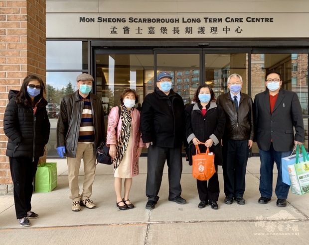 安省中華總會館主席施善美(右三)由副主席王元培(右四)、宋文中(右一)、顧問邢增輝(右二)、常務委員鄭秀明(左三)及韓柏堅(左二)等陪同於孟嘗士嘉堡長期護理中心門前合照。