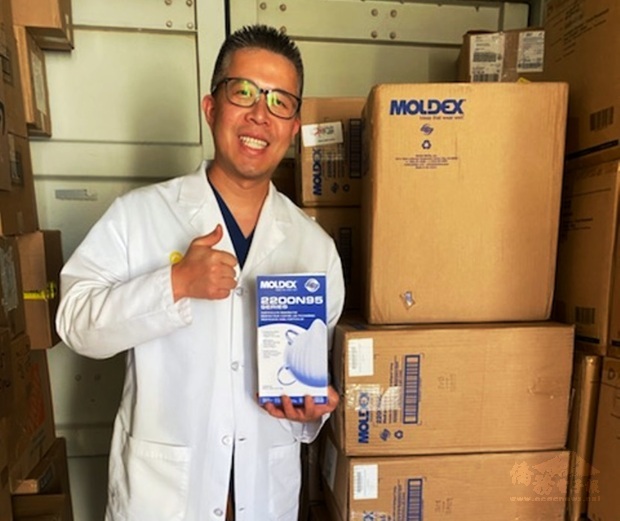 柑縣臺美商會13日捐贈2,500個N95口罩給Hoag Hospital，心導管專科醫師陳正翰對臺灣鄉親表達感謝。