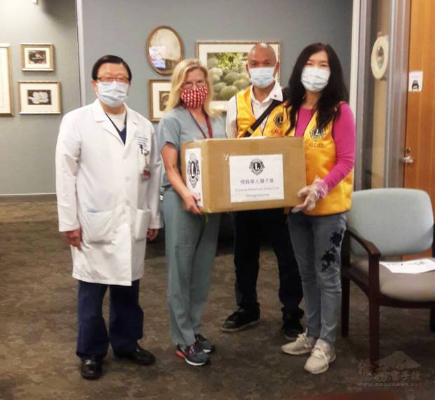 橙縣華人獅子會14日捐贈1,000個醫療口罩給 UCI Medical Center。圖右起會長黃淑芳、前會長黃而明、教授Tamara Hatfield、沈柏文。