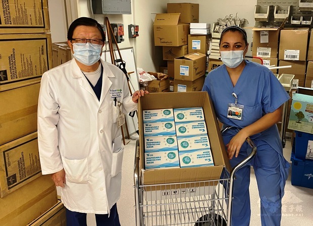 沈柏文(左) 6日代表柑縣臺灣同鄉會、柑縣臺灣醫師及牙醫師公會，捐贈1,000個醫療口罩給St. Joseph Hospital。