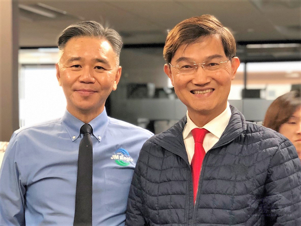 洛杉磯市長賈西迪（Eric Garcetti）22日感謝台裔企業家王文祥（左）夫婦捐款，幫助洛杉磯對抗疫情。圖右為洛杉磯經文處長朱文祥。（洛杉磯經文處提供）