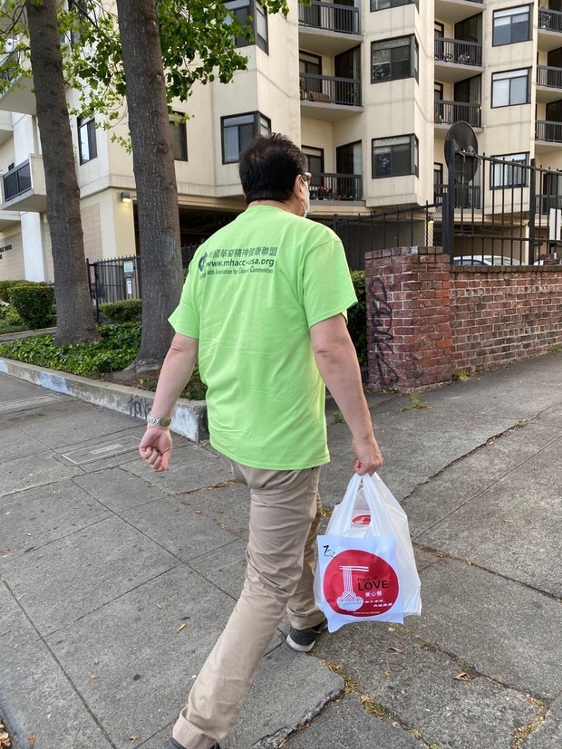 志工送餐到府。