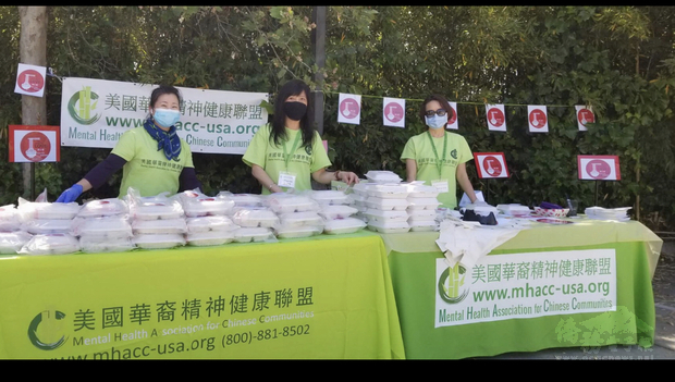 志工們準備餐點便當。