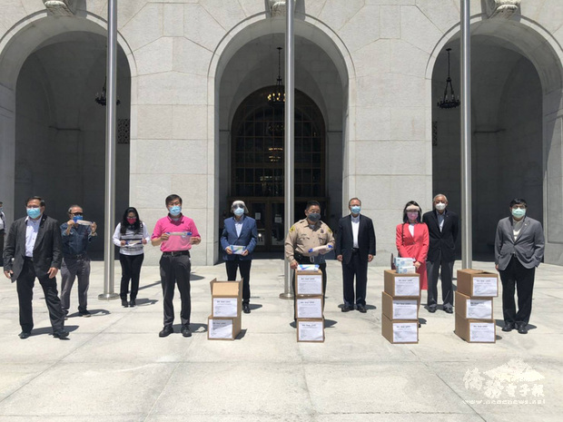 洛杉磯8僑團捐口罩給洛杉磯郡警察局8個來自台灣的僑胞團體聯合捐出1萬片口罩、面罩及手套等防疫裝備給洛杉磯郡警察局。（中央社提供）