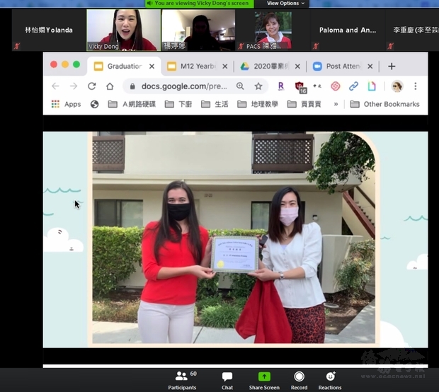 校方親送畢業證書。