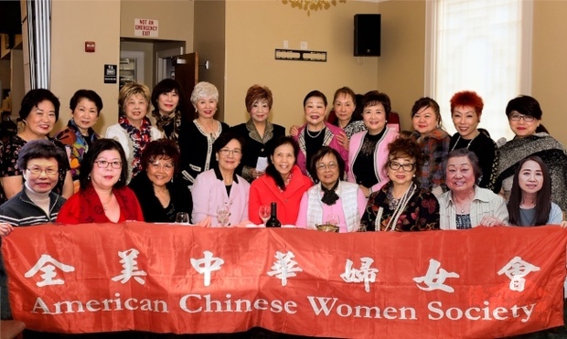 全美中華婦女會頒發獎學金給六位華裔學生，鼓勵他們向學。