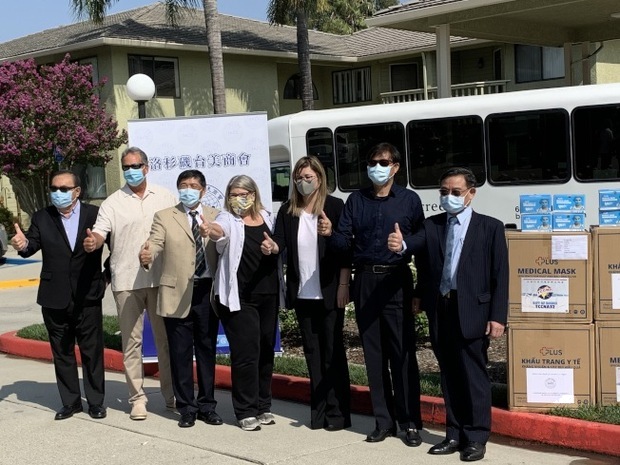 洛杉磯台美商會捐贈3萬片口罩至加州參議員張玲齡選區內的多間療養院。（世界日報提供）