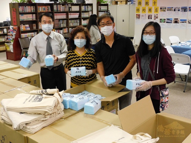 大家同心合作進行捐贈口罩之分裝發送，(由左至右)蔣翼鵬、林翠雲、黃建誠、志工Serena Huang。