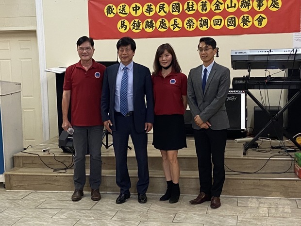 馬鍾麟(左2)、蘇上傑(右1)與二埠印支華裔聯誼會合影。