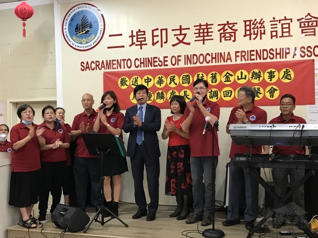 馬鍾麟與二埠印支華裔聯誼會全體幹部合唱。