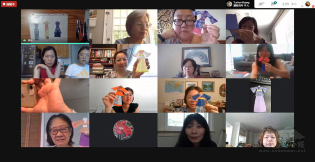 學員們展示剪紙的成品。（世界日報提供）