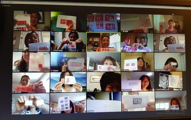 學員們展示自己雕刻的印章。（世界日報提供）