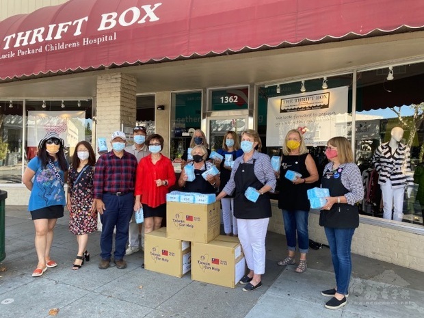 華人團體捐贈7500個口罩給聖荷西的「Thrift Box」，希望協助抗疫。（世界日報提供）