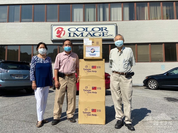 王德及王琇慧代表本商會捐贈台灣製口罩與亞特蘭大華人醫學會，由何智達醫師代表接受。
