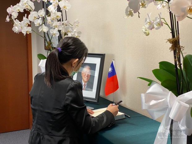 赴辦事處申辦領務的海外國人在追思處留言，感念「阿輝伯」對臺灣民主化的貢獻。
