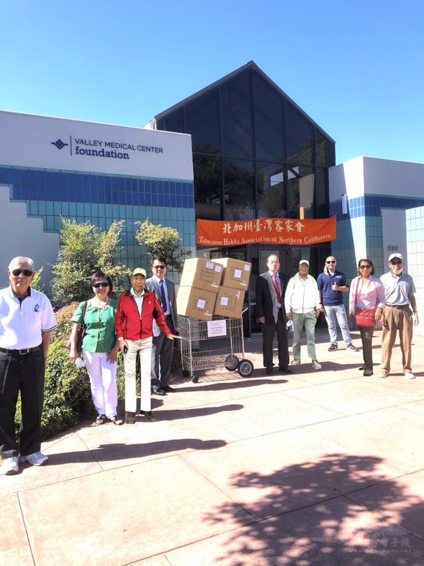 北加州台灣客家會捐口罩給聖他克拉拉谷醫療中心。（圖：北加州台灣客家會提供）