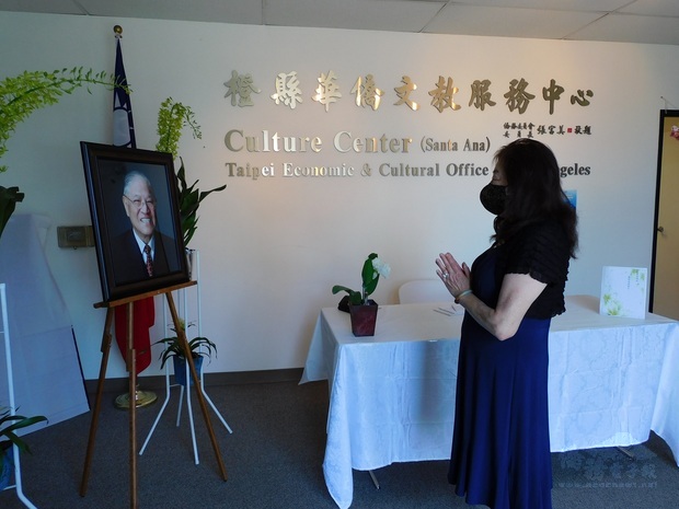 柑縣臺灣人公共事務會會長、橙縣僑務顧問黃河芬祈禱，祈願李前總統安息主懷。