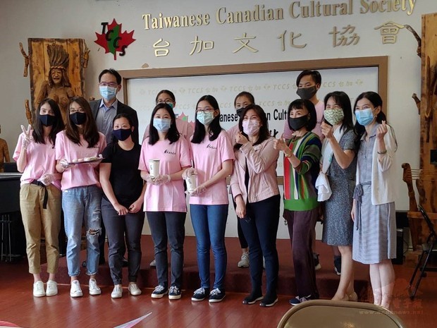 溫哥華FASCA學員群與出席人員合影,夏基陸(後排左1)、前排右起:林佳蓉、林挺睦、葉憲年及江佳慧。