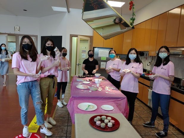 溫哥華FASCA學員群戴著口罩學習冰皮月餅製作，氣氛熱絡。