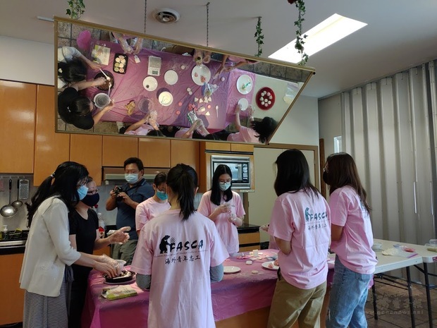 溫哥華FASCA學員群戴著口罩學習冰皮月餅製作,氣氛熱絡。