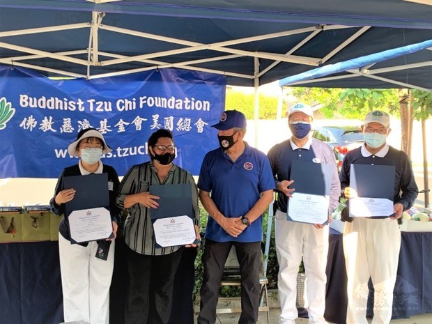 慈濟橙縣聯絡處負責人王純瑾、慈濟美國總會副執行長黃漢魁及國際賑災專員葛舉賢接受國會議員Lou Correa頒發的感謝狀。(世界日報提供)