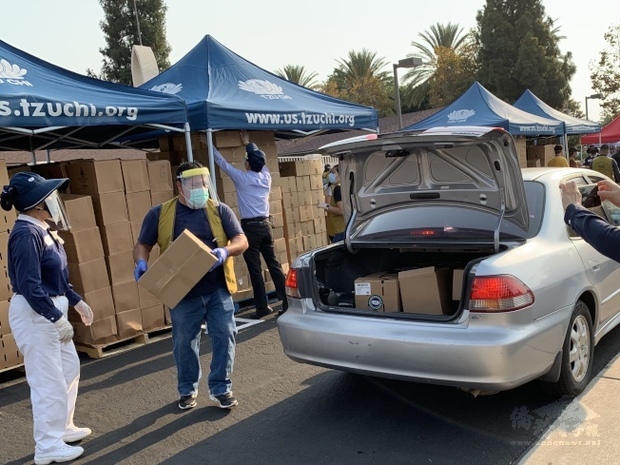 慈濟基金會在聖塔安那進行無接觸式的蔬果食品發放。(世界日報提供)