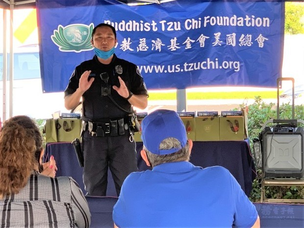 聖塔安那市警官Richard Shin讚揚慈濟發放食品的義舉。(世界日報提供)