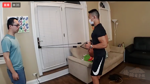 周明示範簡單居家健身運動。