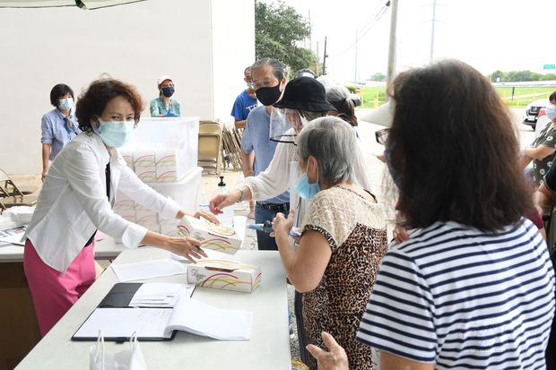 休士頓中華老人服務協會會員踴躍出席慶生會的熱鬧景象。