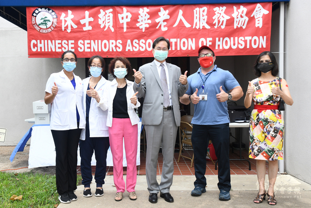 趙婉兒會長(左3)、羅復文處長(右3)、陳奕芳主任(右1)與施打疫苗的醫護人員留影。