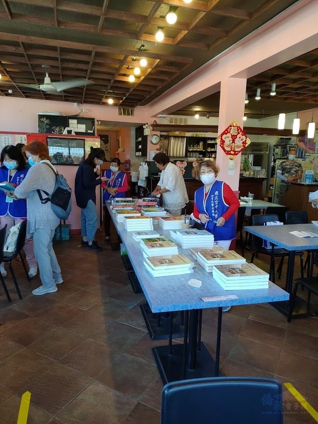 空大加拿大學士專班開學，學員領取教科書。