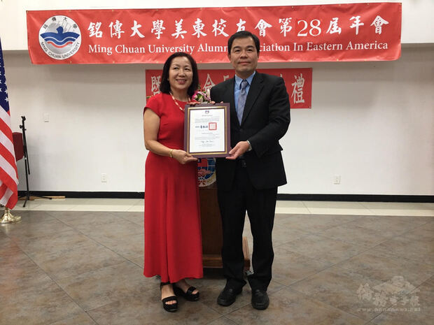 黃正杰代表僑務委員會委員長童振源頒發賀函予新任會長高麗卿。