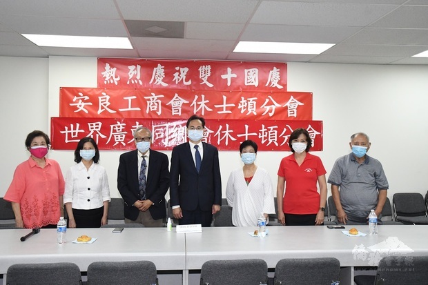 會後留影,左起陳美芬僑務委員、陳奕芳主任、毛志江醫師、羅復文處長、江麗君會長、何怡中主任委員、陳清亮長老。