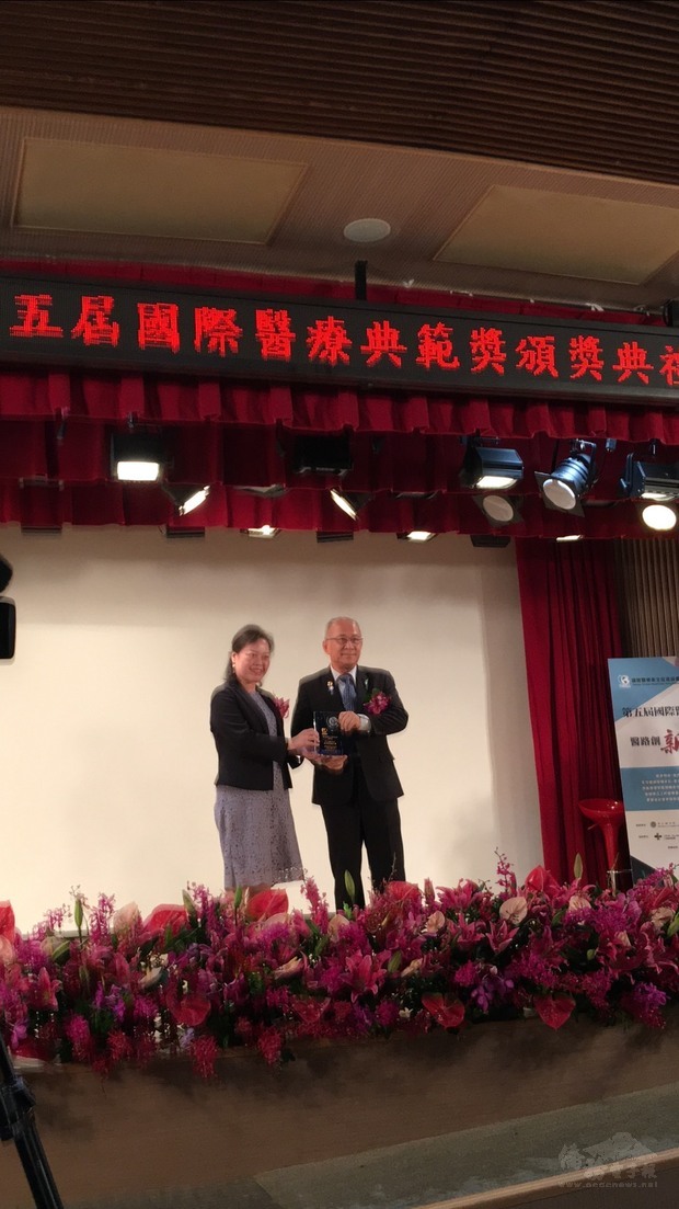 林榮松代表受頒團體獎。