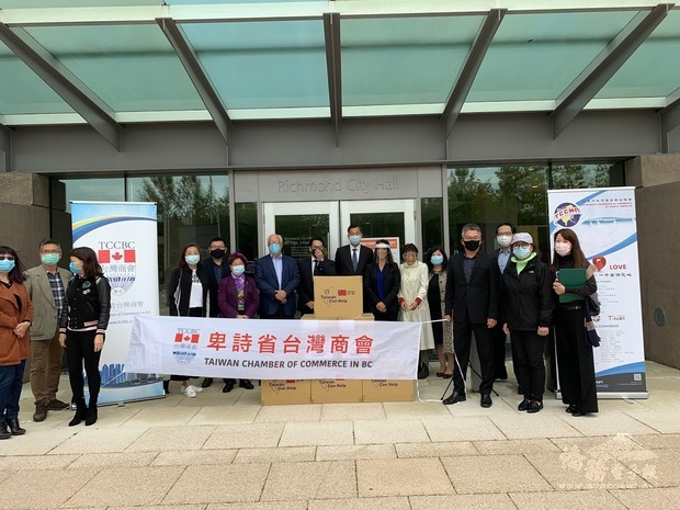 卑詩省臺灣商會於列治文市政廳前，捐贈臺灣製醫療用口罩給3間護理機構。