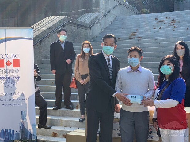 卑詩省臺商會捐贈口罩與溫市養老院，陳剛毅（前左）、受贈單位代表、吳麗珍（前右）。